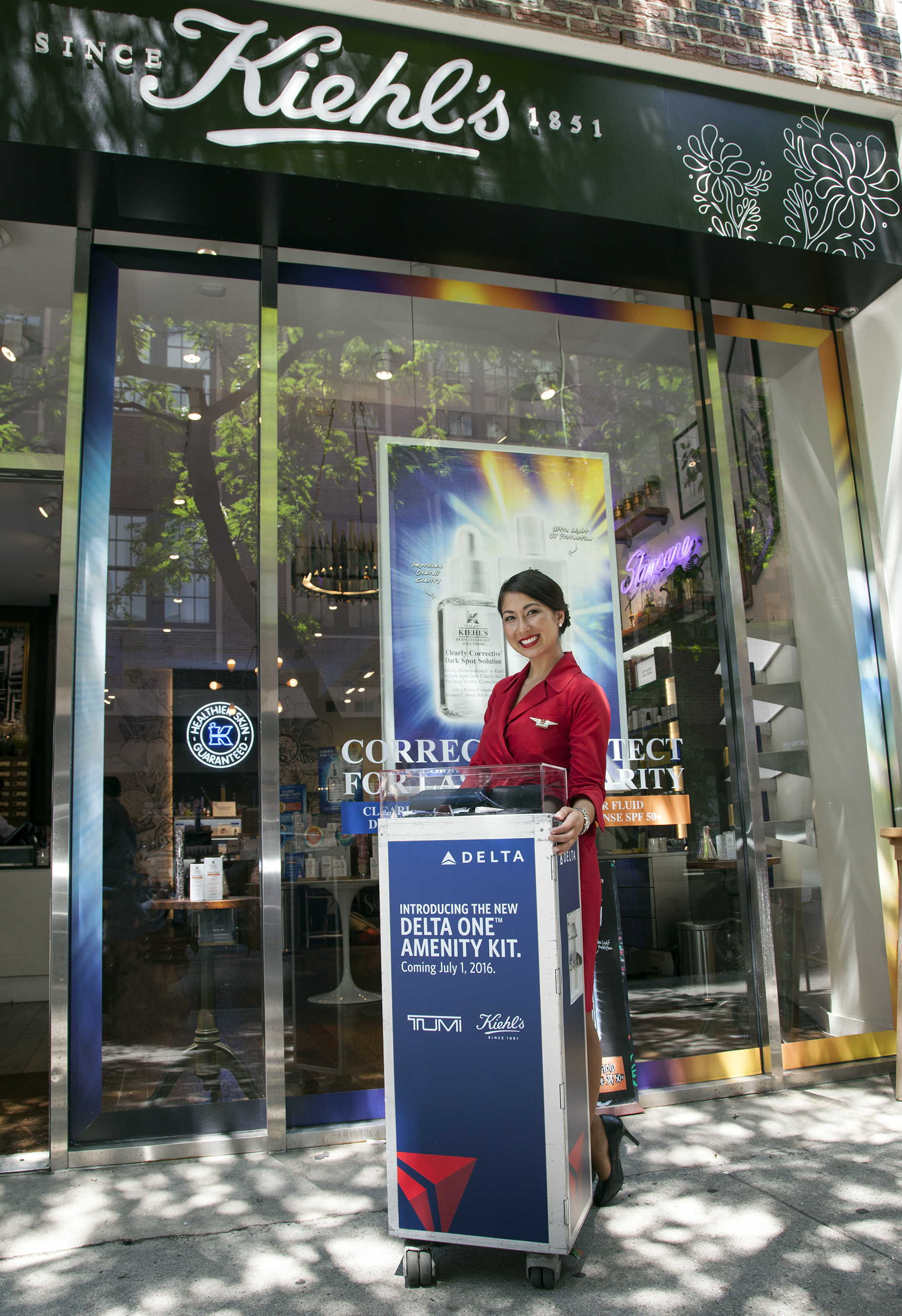 nl 0707 Flight attendants treat customers to Kiehls_IMAGE2.jpg Delta